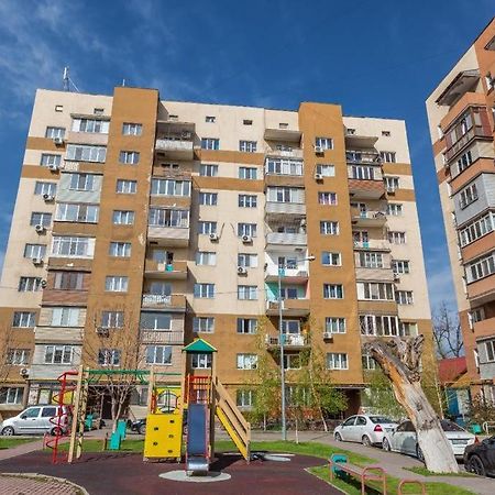 Svetlaya Quartira Riadom S Parkom Gorcogo Almatý Exterior foto