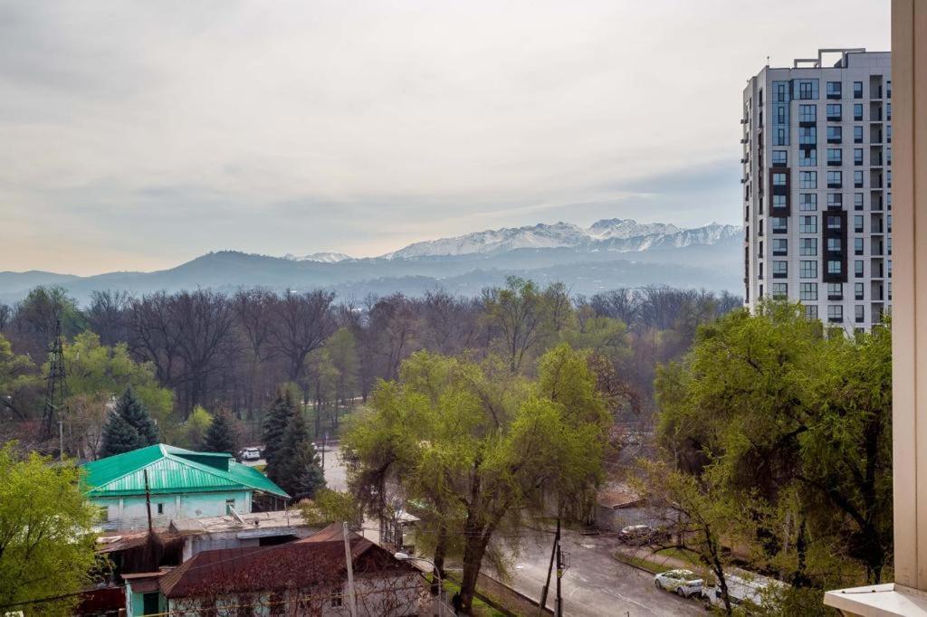 Svetlaya Quartira Riadom S Parkom Gorcogo Almatý Exterior foto